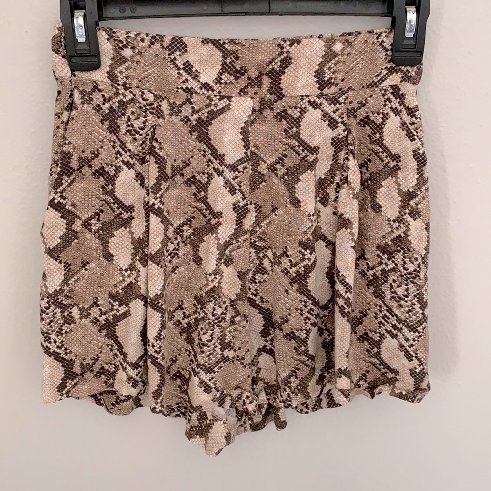 H&M Flowy Pleated Shorts in Python Print Size: 4